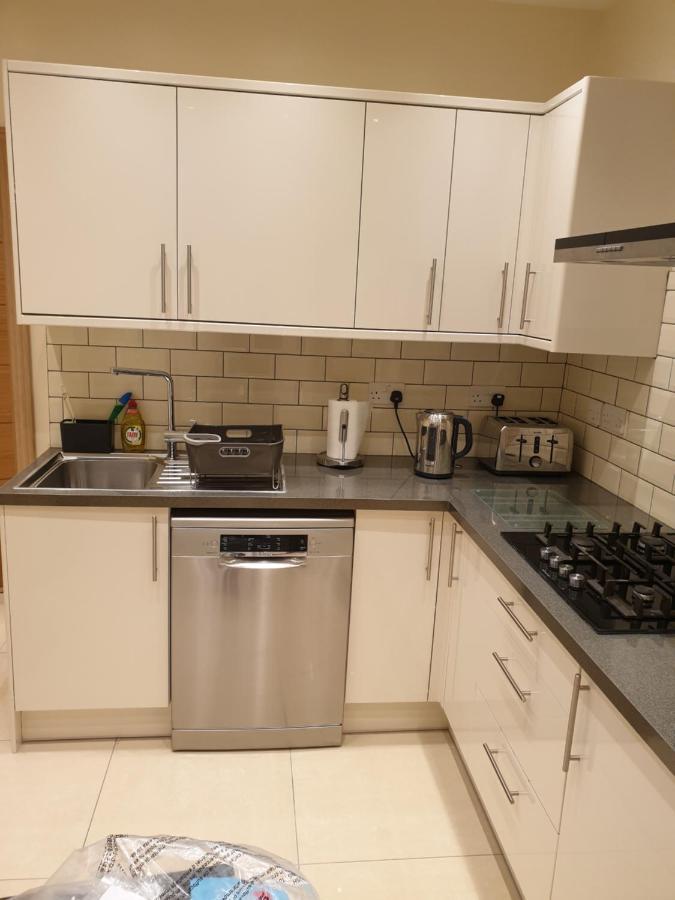 London Luxury Apartments 5 Min Walk From Ilford Station, With Free Parking Free Wifi ภายนอก รูปภาพ