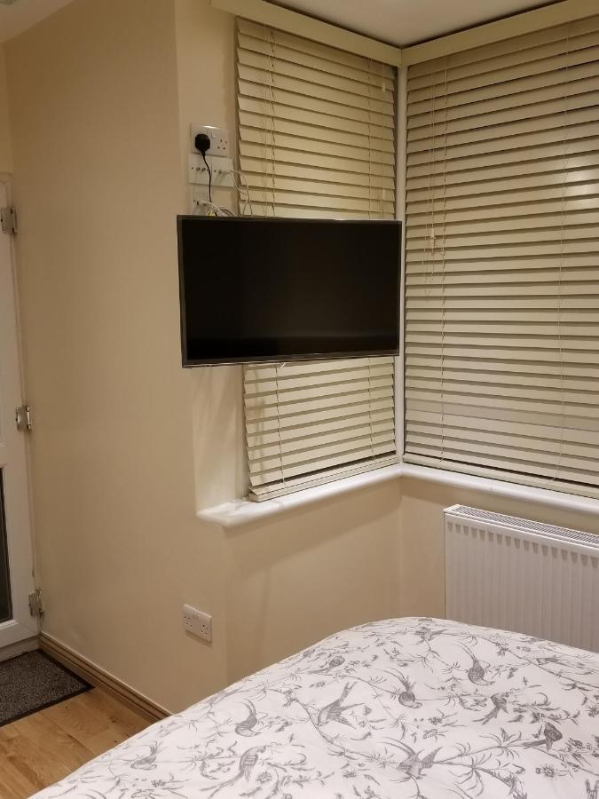 London Luxury Apartments 5 Min Walk From Ilford Station, With Free Parking Free Wifi ภายนอก รูปภาพ