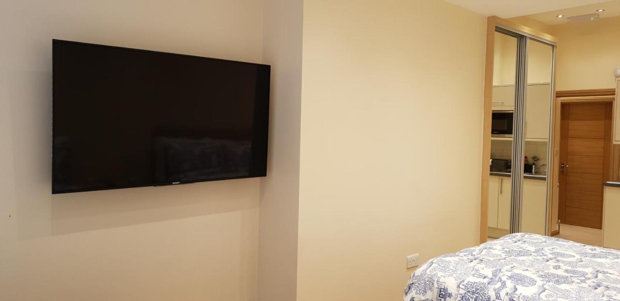 London Luxury Apartments 5 Min Walk From Ilford Station, With Free Parking Free Wifi ภายนอก รูปภาพ