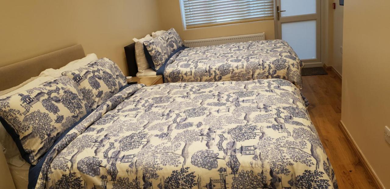 London Luxury Apartments 5 Min Walk From Ilford Station, With Free Parking Free Wifi ภายนอก รูปภาพ