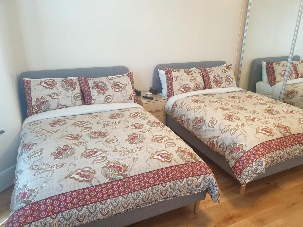 London Luxury Apartments 5 Min Walk From Ilford Station, With Free Parking Free Wifi ภายนอก รูปภาพ