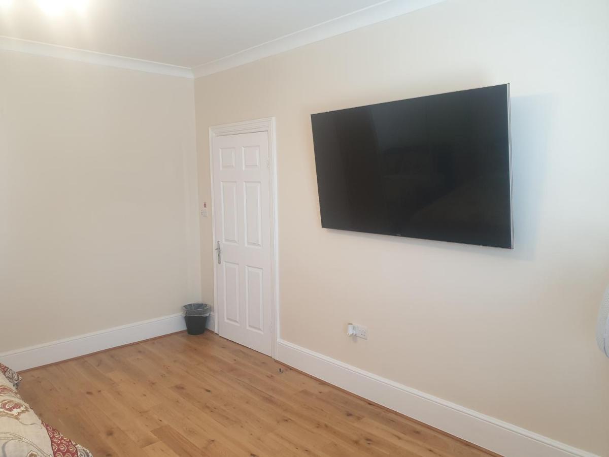 London Luxury Apartments 5 Min Walk From Ilford Station, With Free Parking Free Wifi ภายนอก รูปภาพ