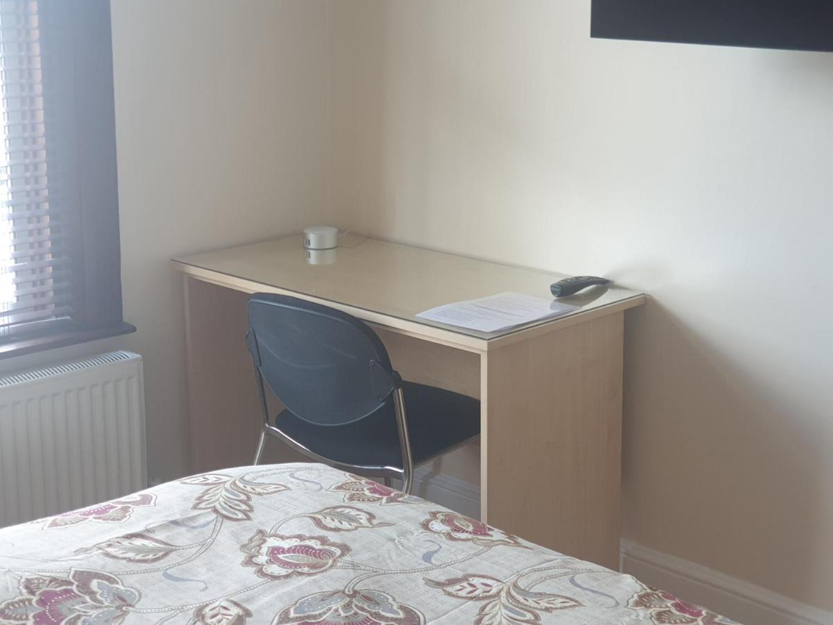 London Luxury Apartments 5 Min Walk From Ilford Station, With Free Parking Free Wifi ภายนอก รูปภาพ