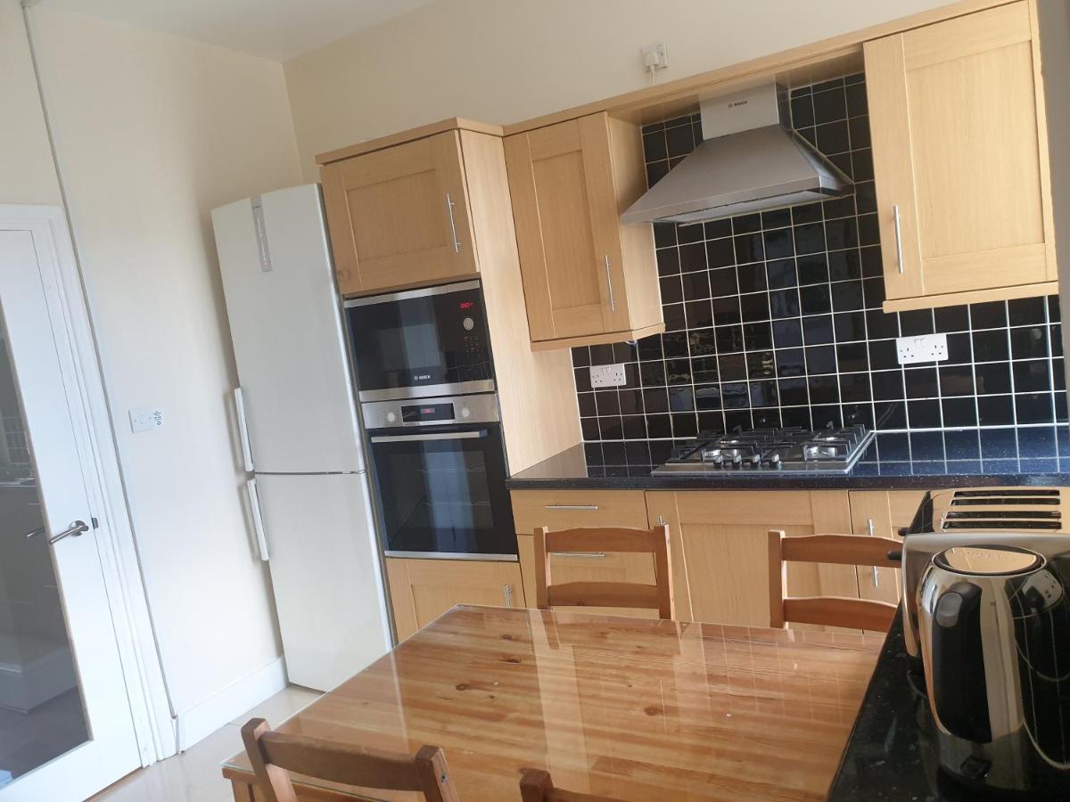 London Luxury Apartments 5 Min Walk From Ilford Station, With Free Parking Free Wifi ภายนอก รูปภาพ