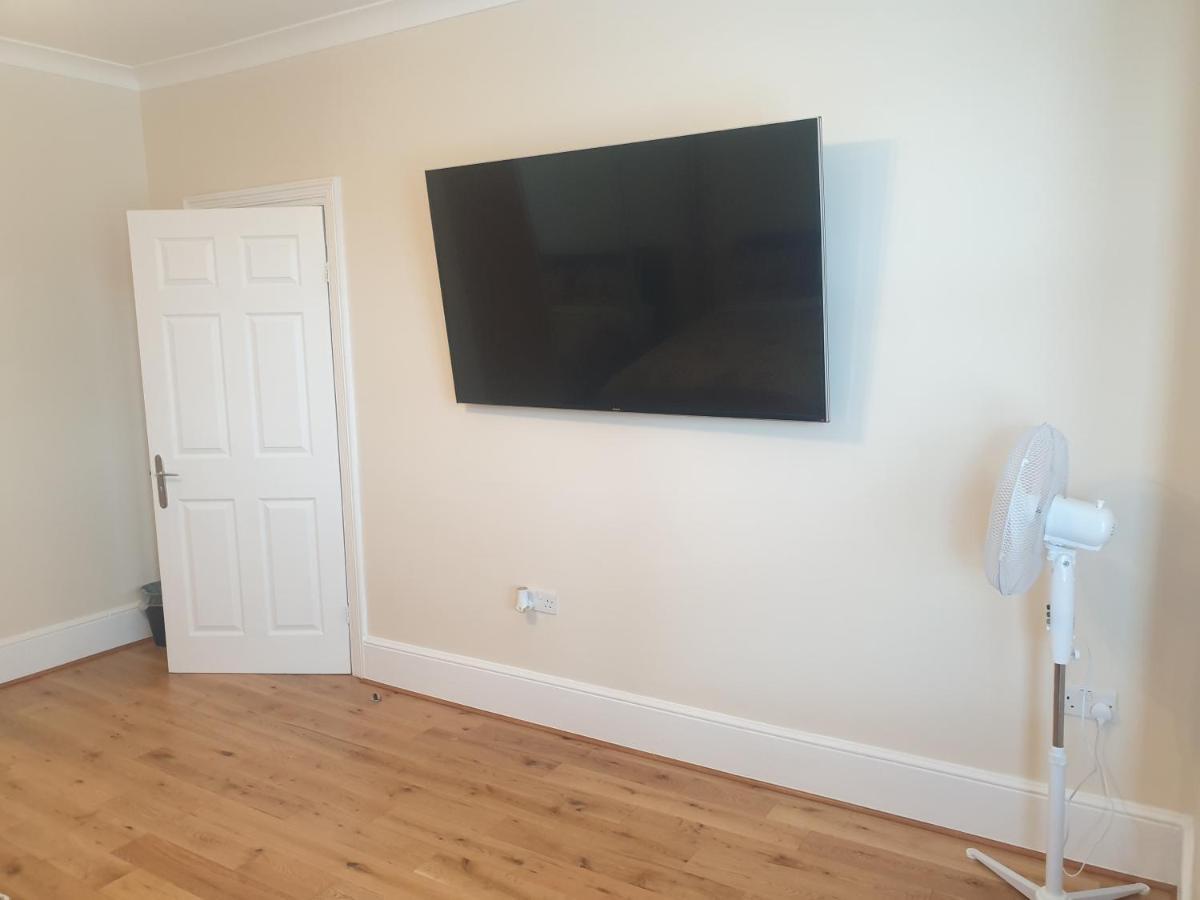 London Luxury Apartments 5 Min Walk From Ilford Station, With Free Parking Free Wifi ภายนอก รูปภาพ