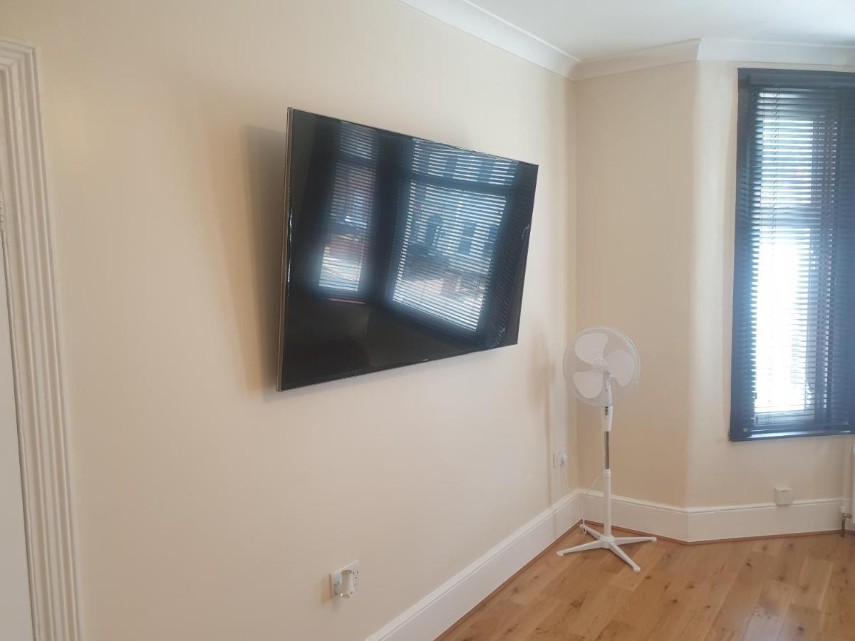 London Luxury Apartments 5 Min Walk From Ilford Station, With Free Parking Free Wifi ภายนอก รูปภาพ