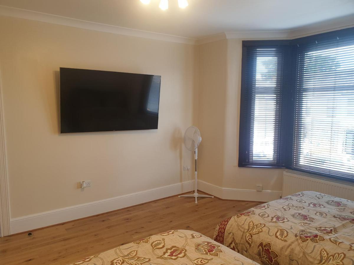 London Luxury Apartments 5 Min Walk From Ilford Station, With Free Parking Free Wifi ภายนอก รูปภาพ
