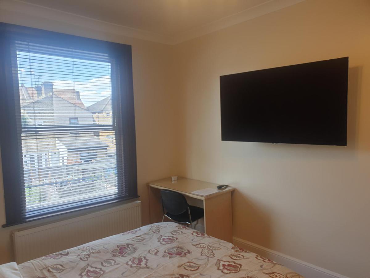 London Luxury Apartments 5 Min Walk From Ilford Station, With Free Parking Free Wifi ภายนอก รูปภาพ